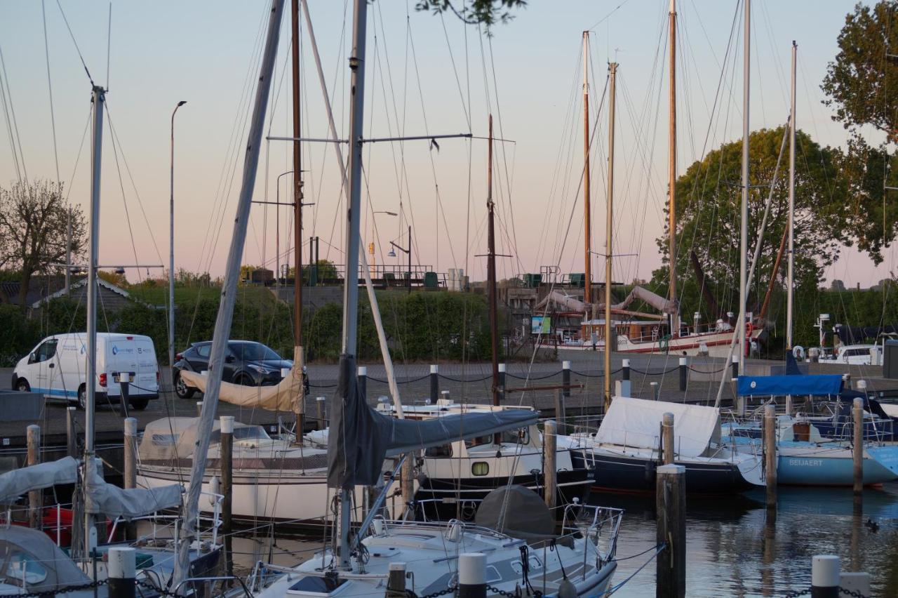 B&B Logeren Bij De Burgemeester Stad aan 't Haringvliet Exterior foto